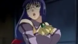 Nahaufnahme einer schüchternen Anime-Frau mit rosa Haaren und großen grünen Augen, die nervös in die Kamera blickt