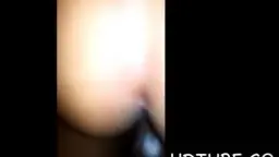 Nahaufnahme eines blanken weiblichen Arsches, der von einer männlichen Hand gespreizt wird.