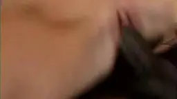 Stiefschwester mit geilem Blick bläst den harten Schwanz ihres Stiefbruders tief in den Mund