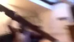 Nasse blonde Frau wird von hinten umarmt, während eine Hand ihren glänzenden Rücken und Po mit Sperma einreibt.