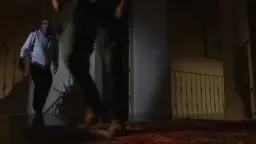 Zwei blonde Frauen knien eng beieinander, eine lässt ihre Pisse direkt in den offenen Mund der anderen laufen.