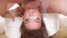 Bruder drückt seine Schwester mit beiden Händen fest aufs Sofa und nimmt sie hart von hinten