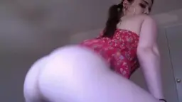 Praller Arsch in rotem Sommerkleid wird von hinten hochgeschoben und entblößt die nackten Pobacken.