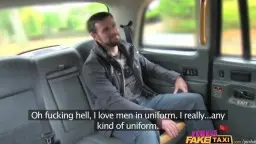 Blonde Pornodarstellerin mit offenem Mund und nackten Brüsten blickt lüstern in die Kamera im Fake Taxi