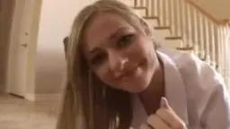 Blonde in weißem Top kniet auf Fliesen und bläst tief einen dicken Schwanz.