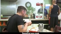 Geiler Arsch einer Frau in engem rosa Kleid in einem Fast-Food-Restaurant