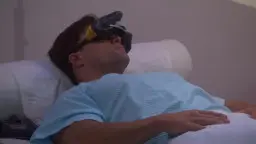 Mann mit VR-Brille liegt entspannt im Bett und träumt von erotischen Abenteuern