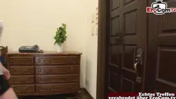 Behaarte Asiatin in schwarzer Hotpants reitet das Gesicht eines Mannes auf braunem Ledersofa