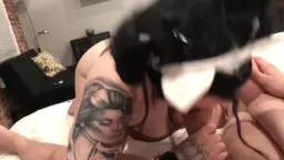 Schwarzhaariges Bunny-Häschen mit Tattoos lutscht tief im POV auf weißem Bett