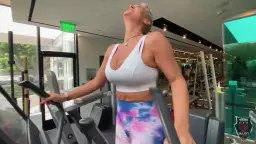 Blonde Frau im Fitnessstudio auf Crosstrainer
