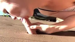 Amateurin mit Glory Hole – Schwanz durch Loch im Mund gefickt
