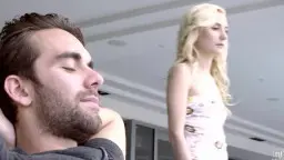 Blonde Frau in Spitzenkleid steht vor Grauwand