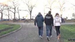 Brünette in pinkem BH bläst dunklen Schwanz